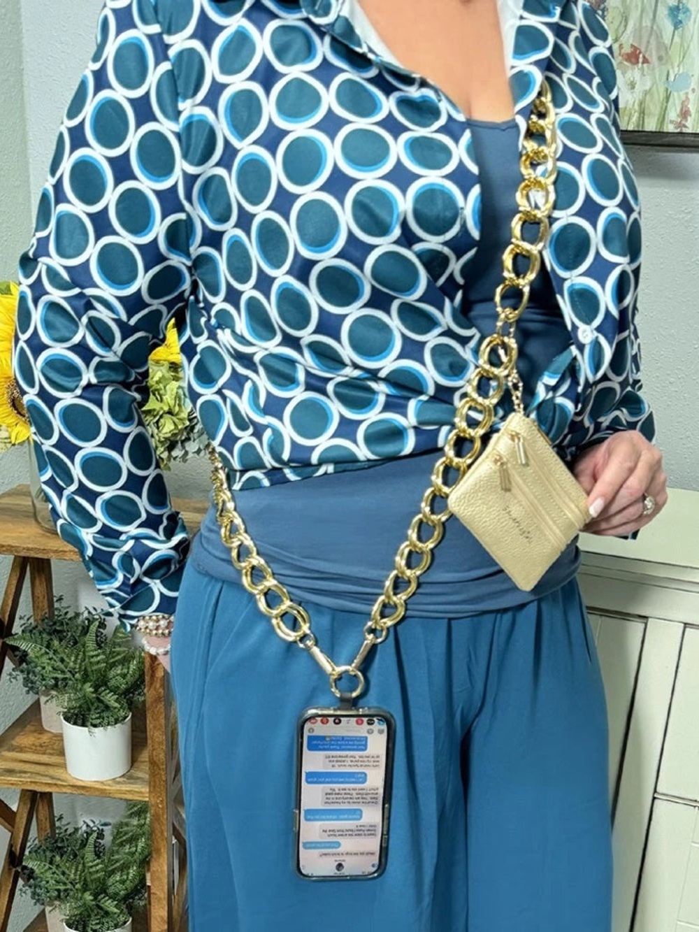 CLIP & GO Gold Chain Lanyard with Gold Zip Pouch - Picture 5 of 9